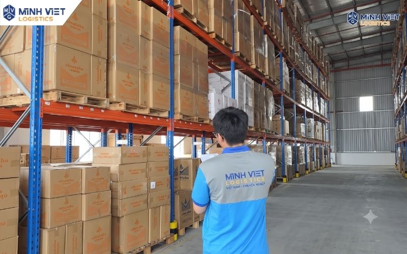 Nhân viên kiểm đếm hàng hóa trong quy trình dịch vụ bốc xếp